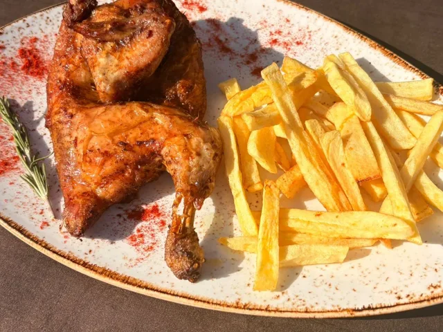 MEDIO POLLO AL HORNO CON GUARNICIÓN