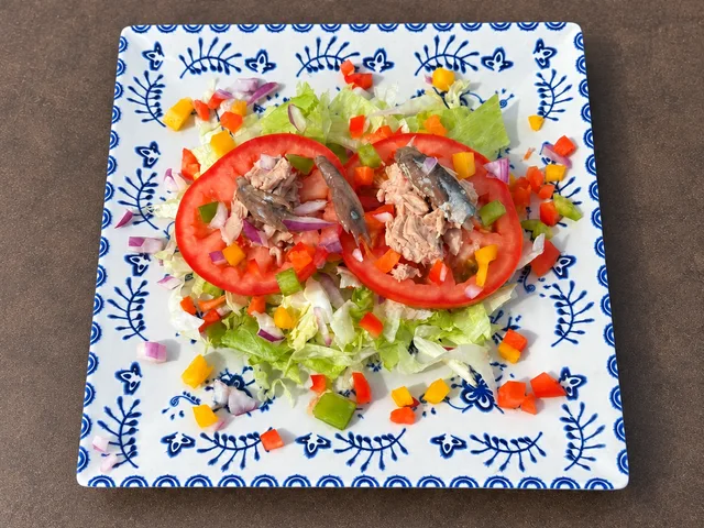 ENSALADA DE TOMATE, ATÚN Y ANCHOAS