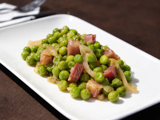 GUISANTES SALTEADOS CON PANCETA IBÉRICA