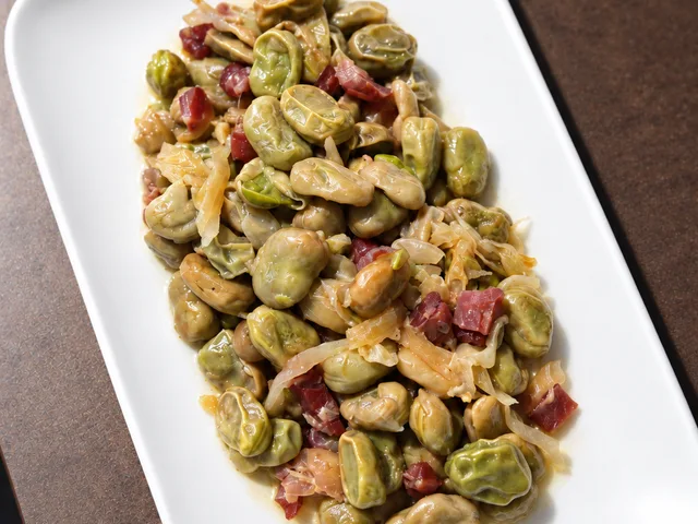 HABITAS SALTEADAS CON JAMÓN IBÉRICO