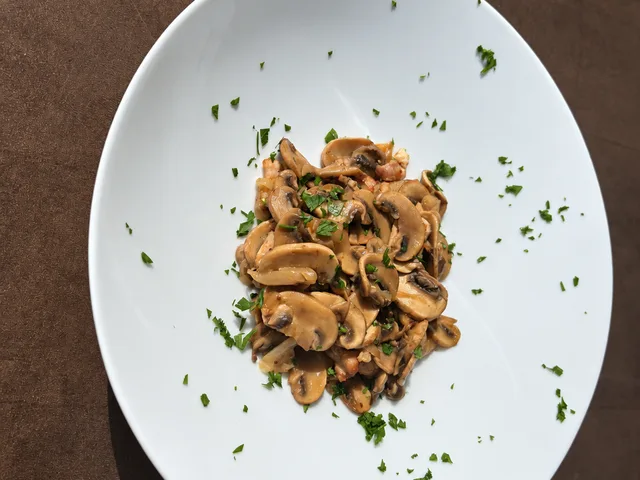 CHAMPIÑONES SALTEADOS CON PANCETA IBÉRICA