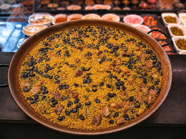 PAELLA DE COSTILLAS, ESPÁRRAGOS Y HABITAS